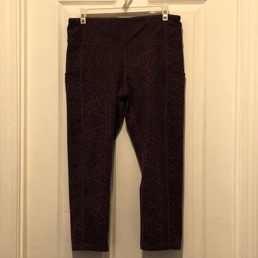 Lucy Yoga Capris with 2 phone pockets. Excellent used condition. Size L